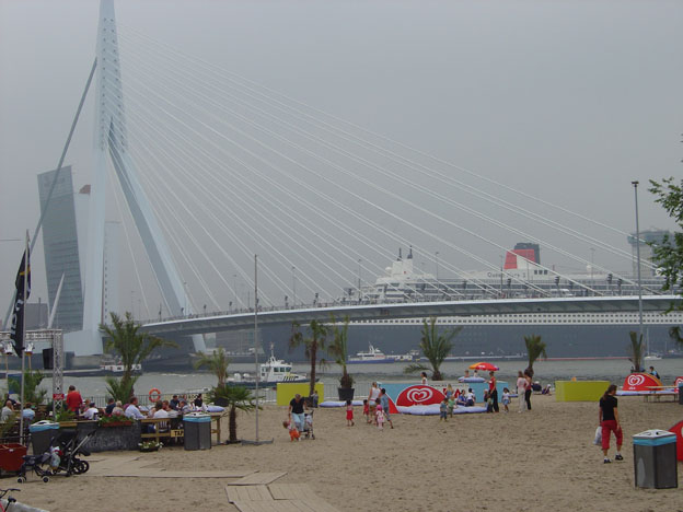 Cruiseschip ms Queen Mary II van Cunard Line aan de Cruise Terminal Rotterdam vanaf Strand aan de Maas